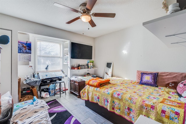 bedroom featuring ceiling fan and a textured ceiling