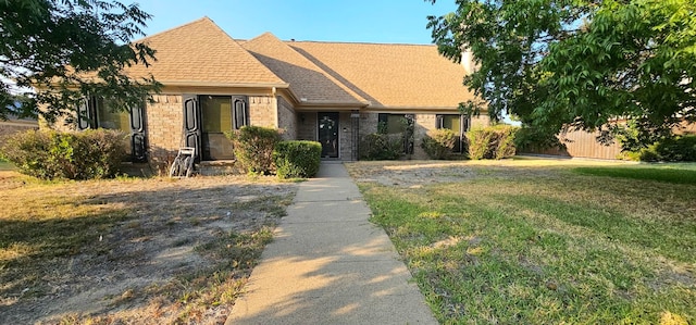 view of front of home featuring a front yard