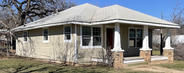 view of front of property with covered porch and a front lawn