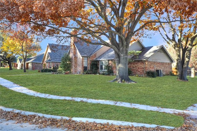 view of front of property featuring a front yard