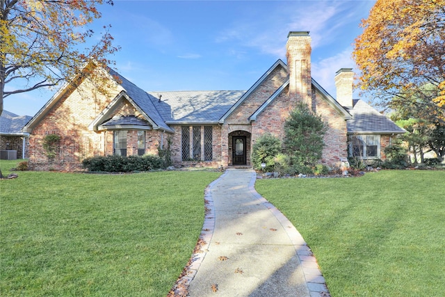 view of front of home with a front lawn