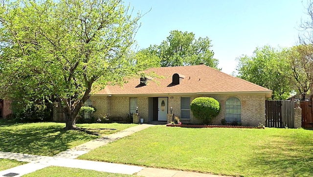 view of front of property featuring a front lawn