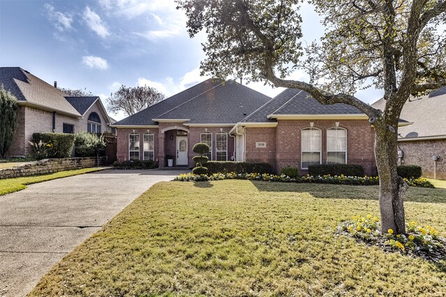 ranch-style house featuring a front yard