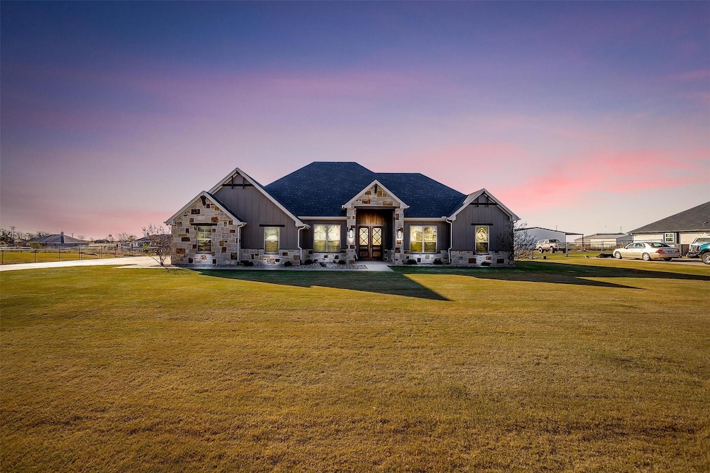 view of front of property featuring a yard