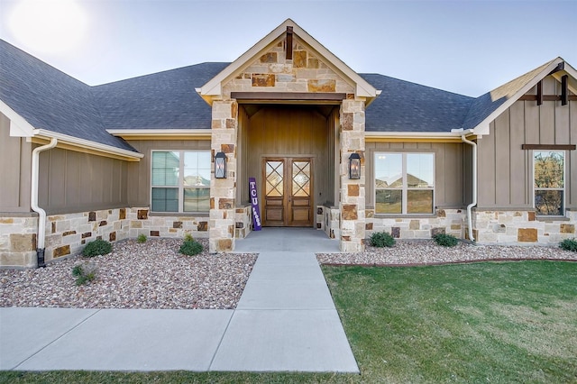 entrance to property featuring a yard