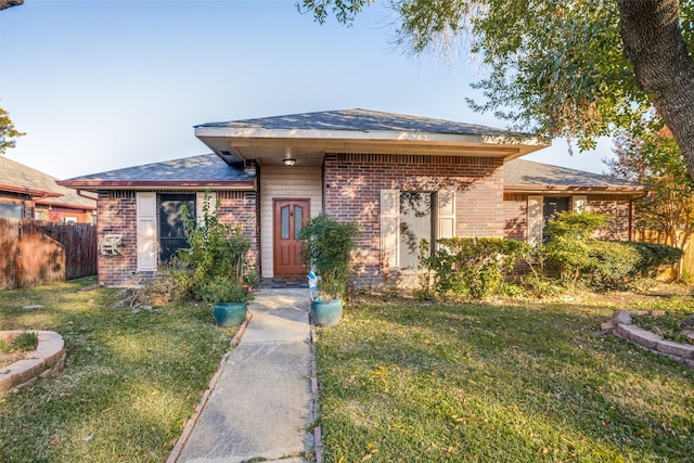 view of front of house featuring a front yard