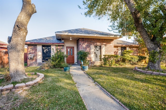 view of front facade with a front yard