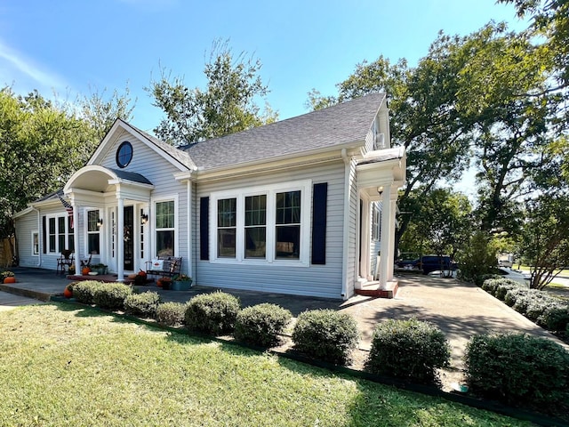 view of front of home featuring a front yard