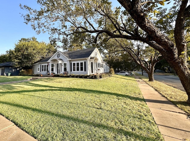 view of front of home featuring a front lawn