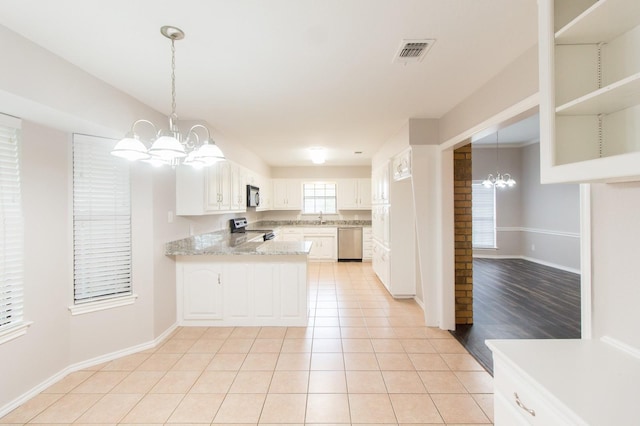 kitchen featuring white cabinetry, a notable chandelier, light hardwood / wood-style floors, kitchen peninsula, and stainless steel appliances