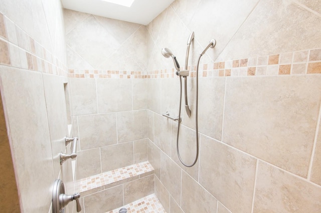 bathroom featuring a tile shower