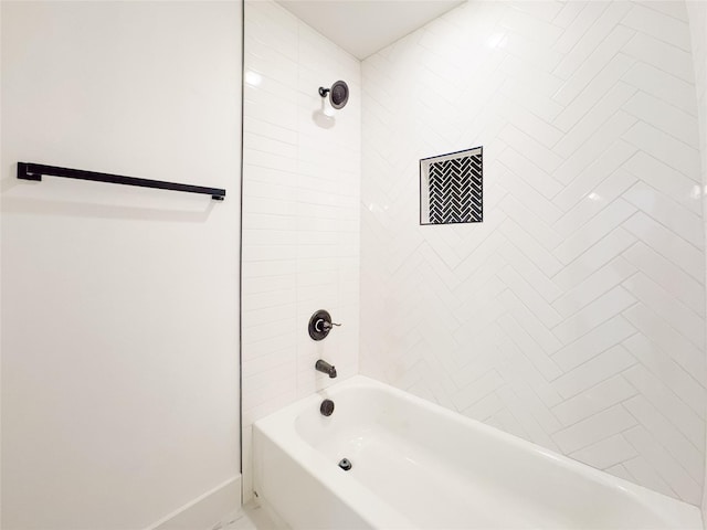 bathroom with tiled shower / bath combo