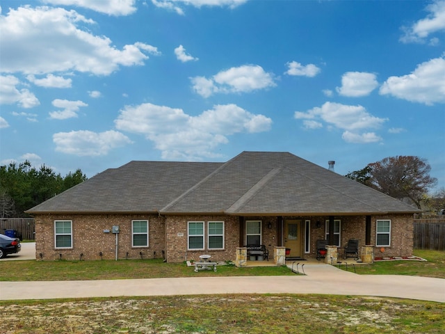 view of front of property featuring a front lawn