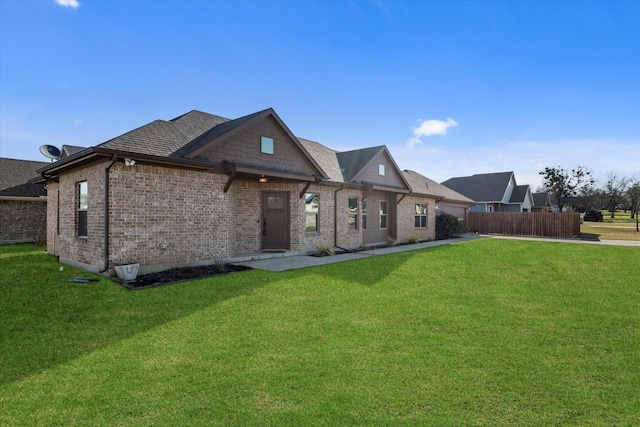 view of front of home featuring a front yard