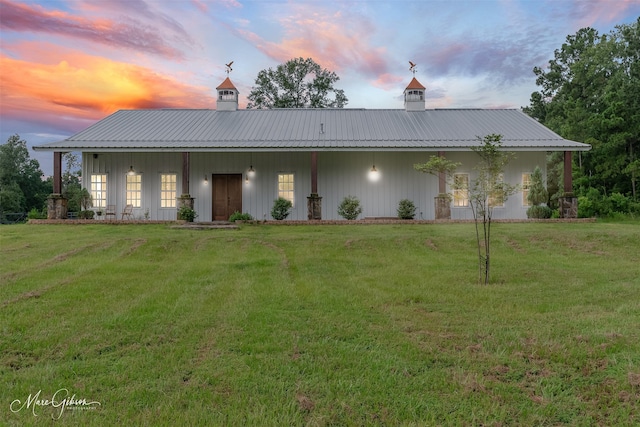 view of front of house featuring a lawn