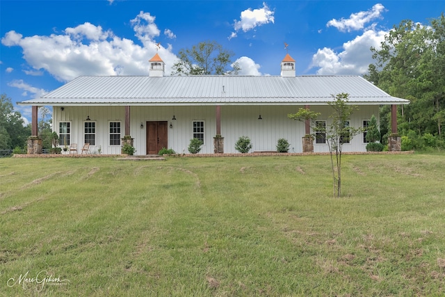 view of front of property featuring a front yard