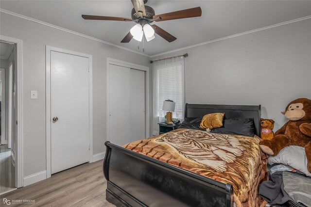 bedroom featuring light hardwood / wood-style flooring, ceiling fan, and crown molding