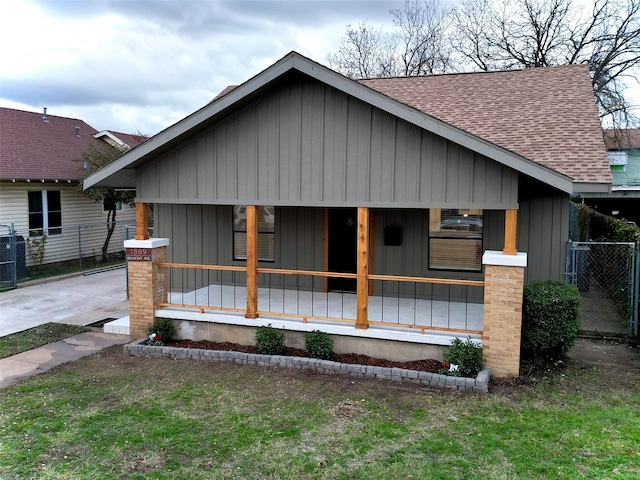 view of front of property featuring covered porch