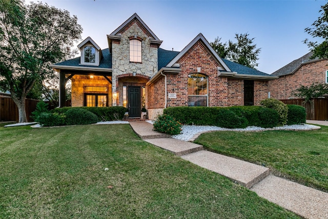 view of front property featuring a front yard