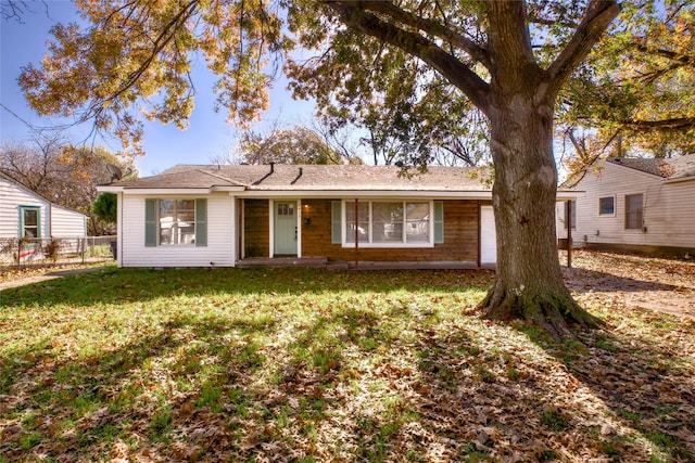 ranch-style home featuring a front lawn