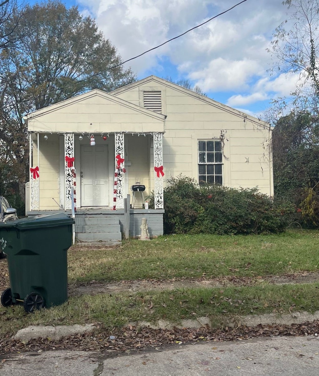 view of front of property featuring a front yard