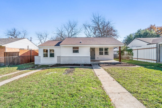 view of front of property featuring a patio area and a front yard