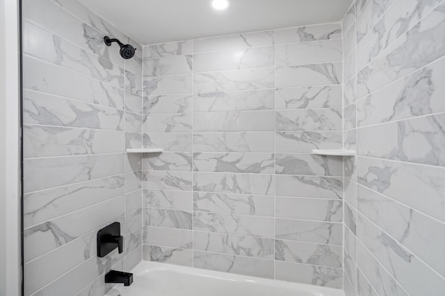 bathroom with tiled shower / bath