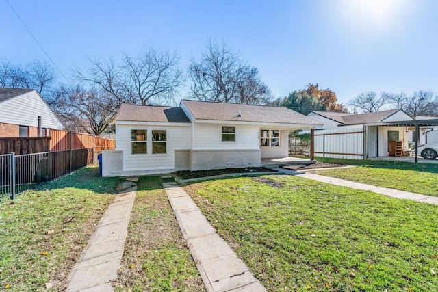 view of front of property featuring a front yard