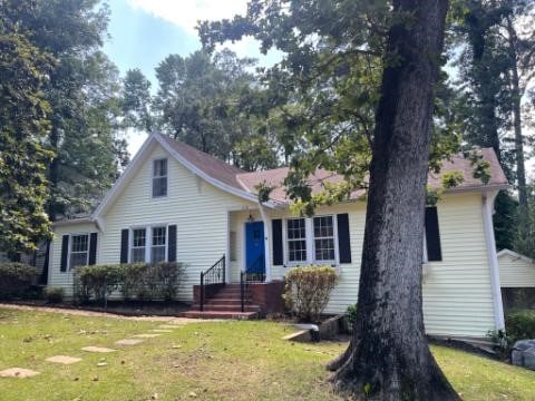 view of front facade featuring a front yard