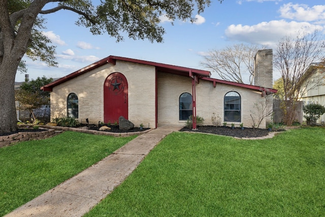 view of front facade with a front yard