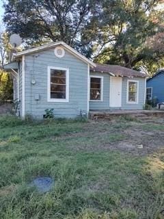 view of front of property featuring a front yard