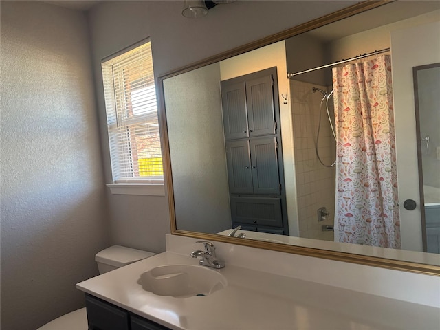 full bathroom with shower / bath combination with curtain, vanity, and toilet