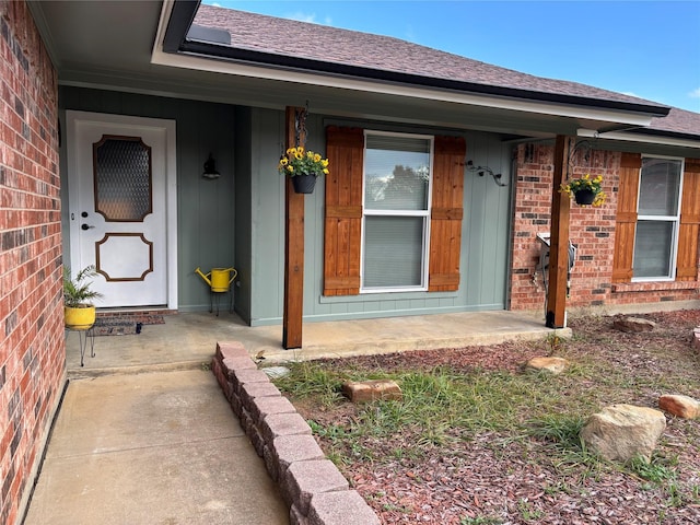 entrance to property featuring a porch