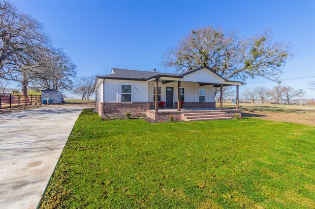 view of front facade featuring covered porch and a front lawn