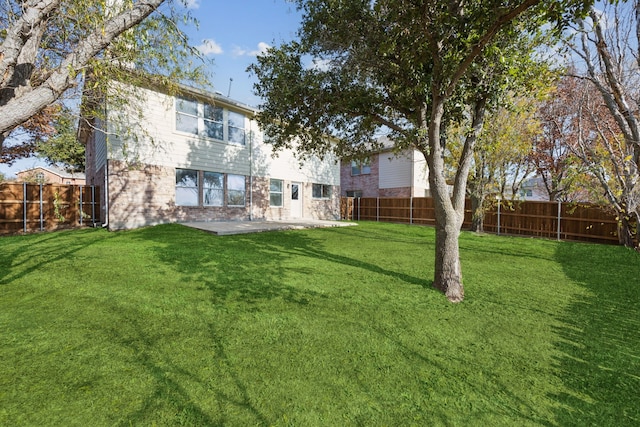 view of yard featuring a patio