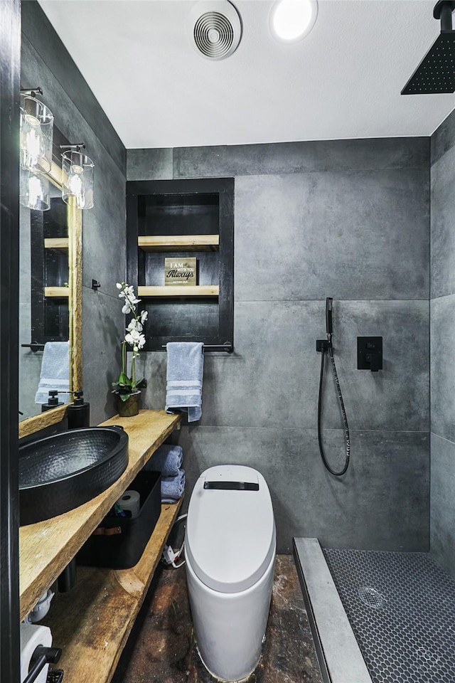 6596 Wells Burnett Rd, Fort Worth, TX 76135 - bathroom featuring a tile shower and toilet