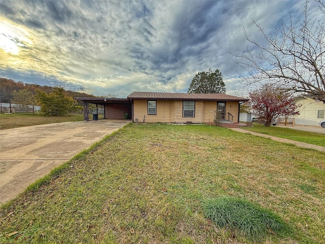 view of front of house featuring a yard and a carport