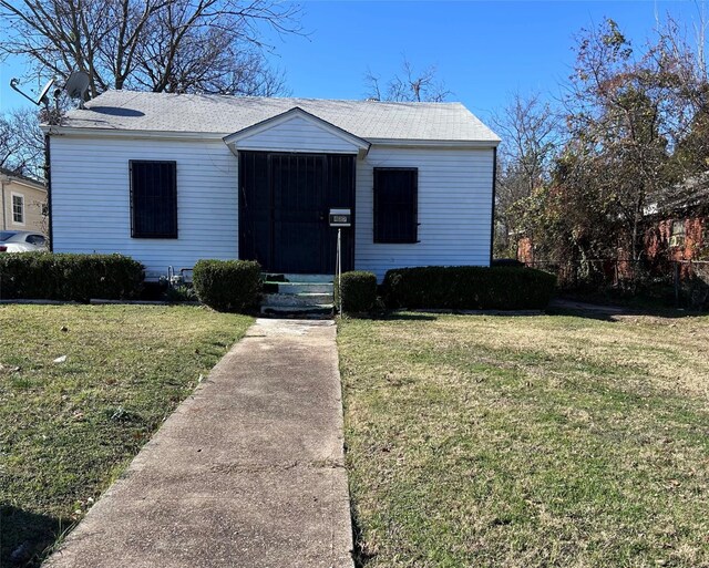 view of front of property with a front yard