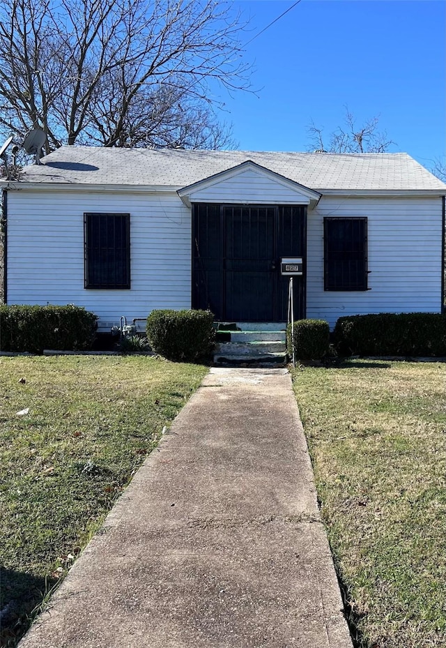 view of front of house featuring a front lawn