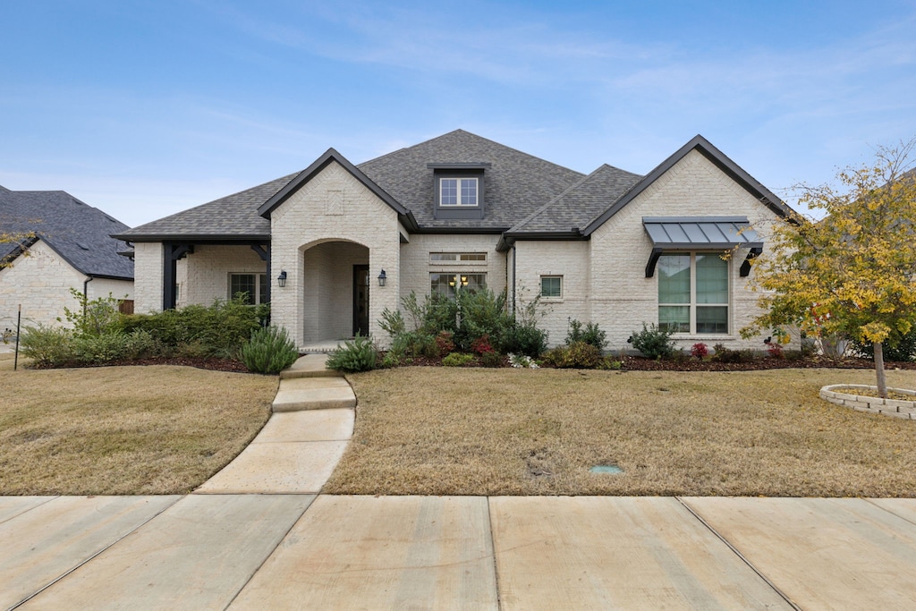 view of front of house featuring a front lawn