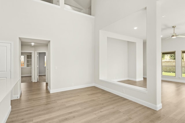 foyer featuring light wood-style floors, baseboards, and a ceiling fan