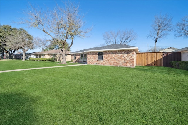 view of front of home featuring a front lawn