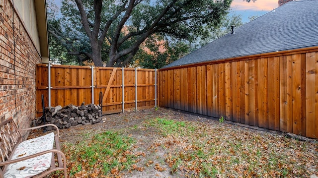 view of yard at dusk