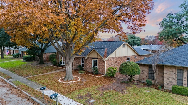 view of front of property featuring a yard