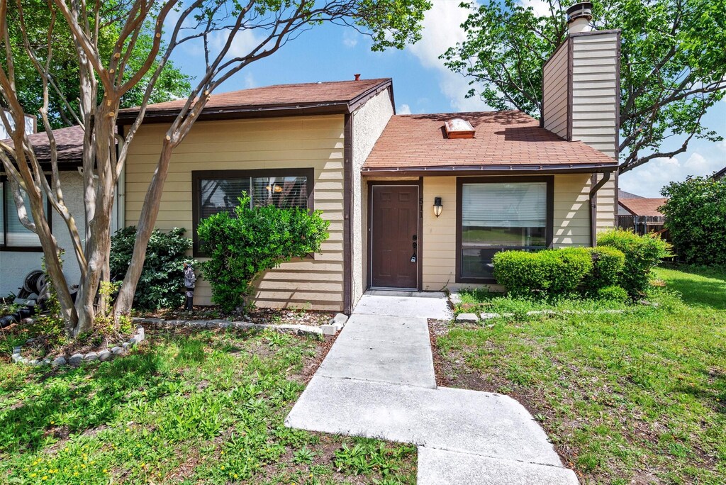 view of front of home with a front yard