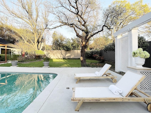 view of swimming pool featuring a lawn