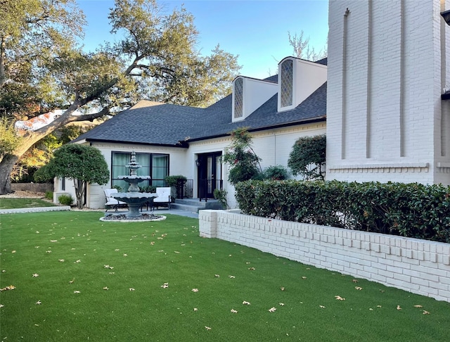 view of front of property with a front yard