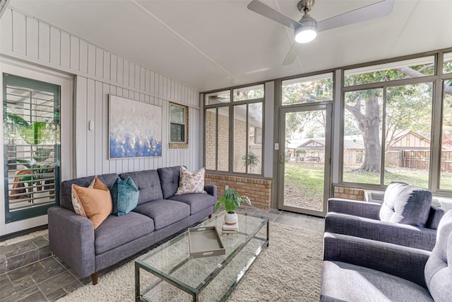 sunroom with ceiling fan