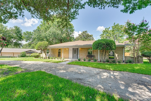 ranch-style home featuring a front lawn and a porch