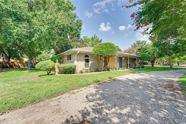 single story home featuring a front yard